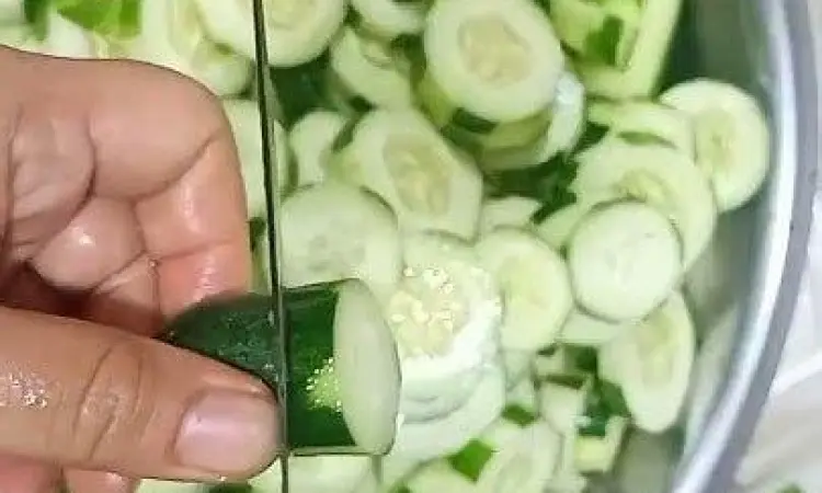 Teknik memotong timun tanpa biji untuk acar