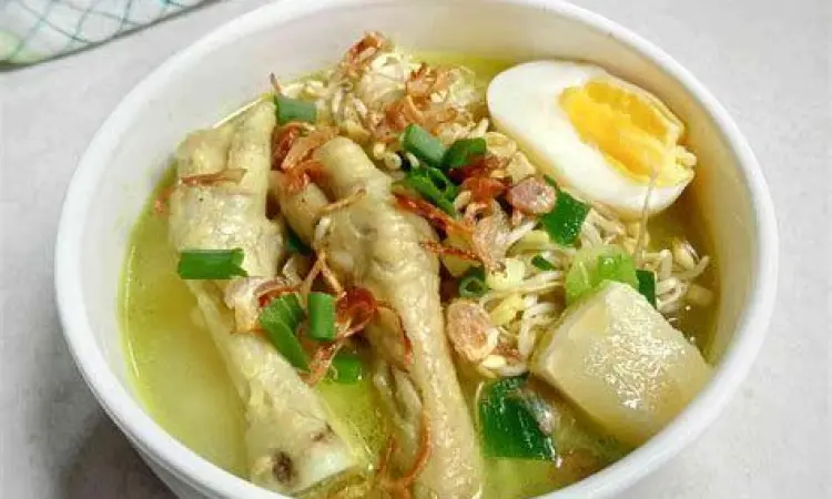 Sajian lengkap soto ceker dengan suwiran ayam dan telur