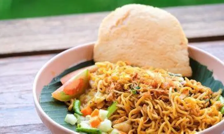 Berbagai jenis mie goreng di piring