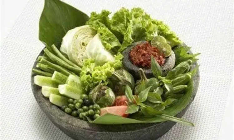 Berbagai jenis sayuran segar untuk lalapan