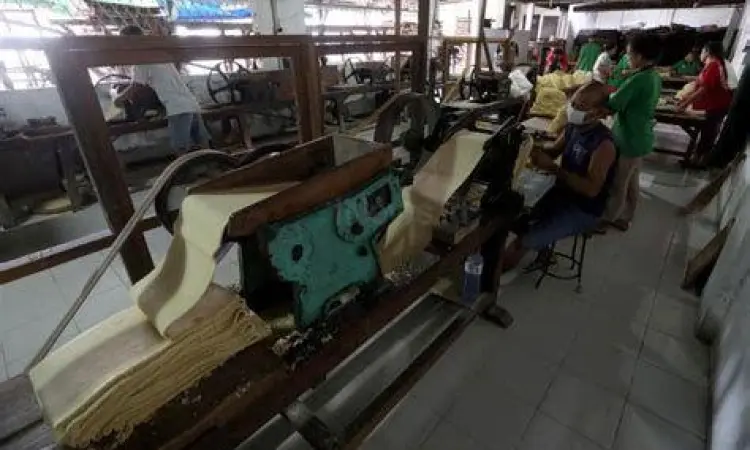 Teknik Mie Tradisional Proses pembuatan mie tradisional secara manual