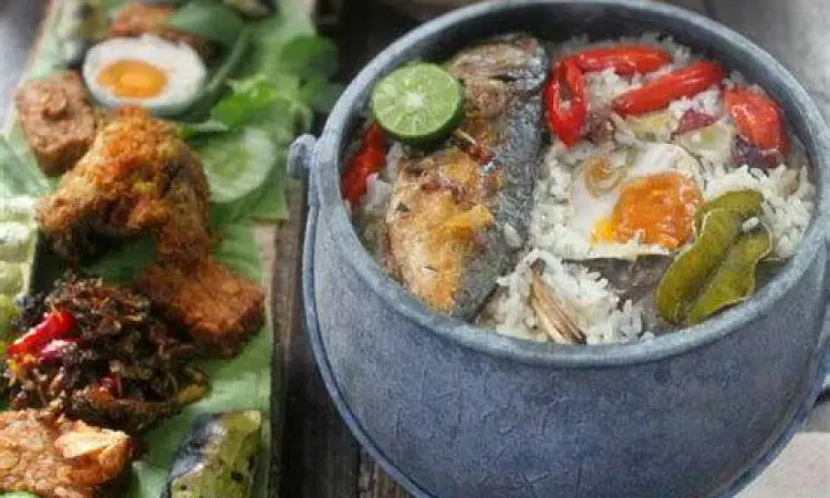gambar nasi liwet sunda dalam panci kastrol