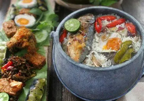Nasi Liwet Sunda Tradisional gambar nasi liwet sunda dalam panci kastrol