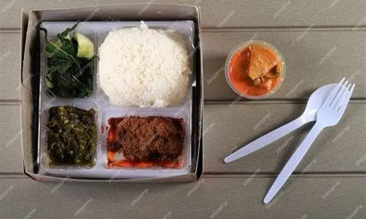 Nasi padang bungkus dengan porsi banyak