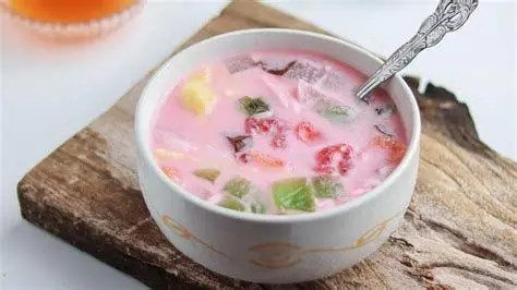 Variasi Es Campur Segar Es campur segar dengan berbagai potongan buah tropis