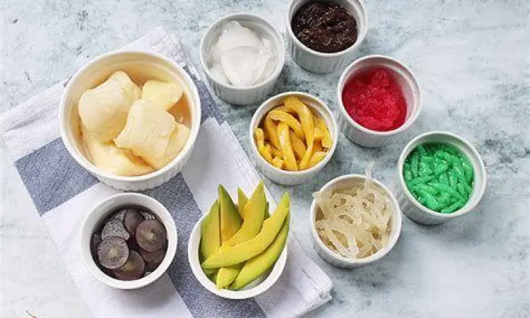 Bahan-bahan isian es campur segar yang disusun rapi