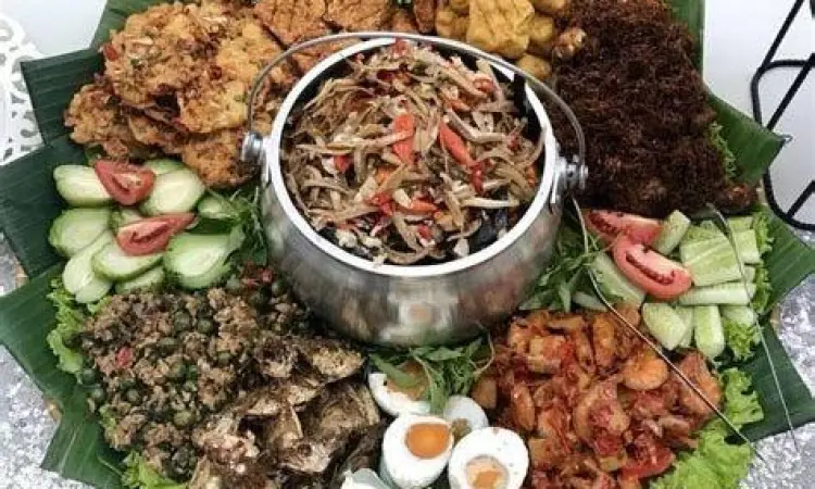 Menu Lauk Pauk Liwetan Aneka lauk pauk di atas nasi liwet