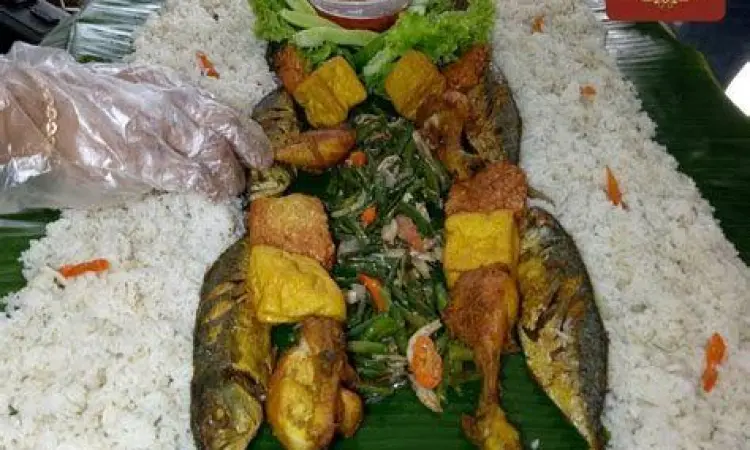 Teknik Menata Liwetan Proses penataan nasi liwet memanjang