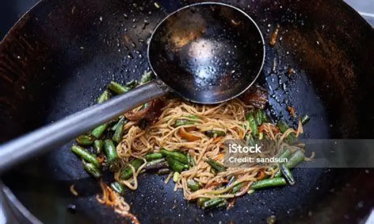 Teknik Menumis Mie Hun Proses menumis mie hun goreng dengan api besar