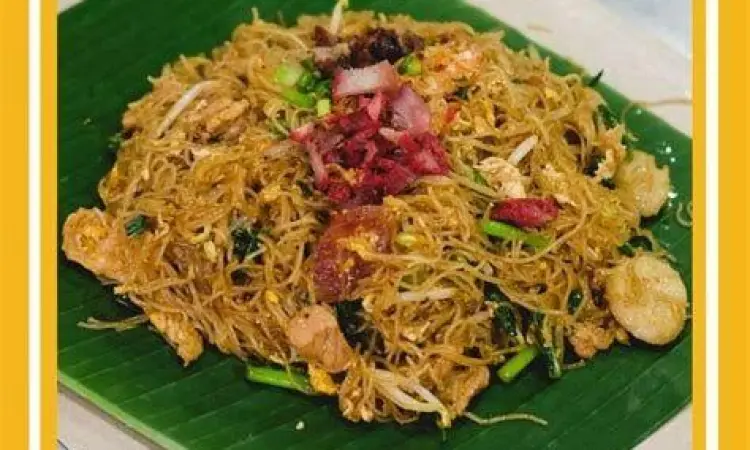 Penyajian Akhir Penyajian mie hun goreng dengan topping bakso dan telur