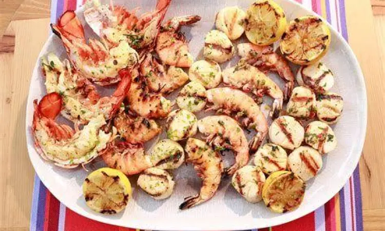 Sajian Seafood Bakar di Restoran Platter seafood bakar mewah