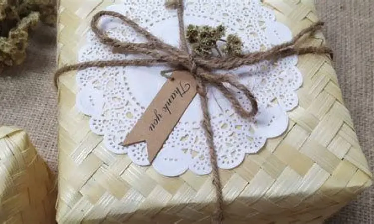 Proses mengemas hampers lebaran sendiri di rumah