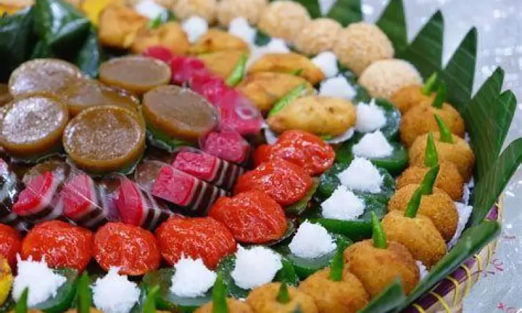 Aneka jajan pasar di atas tampah bambu