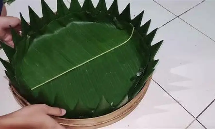 Detail hiasan daun pisang pada tumpeng