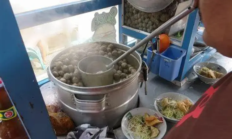 Bakso Gerobak Biru Tradisional tampilan bakso gerobak biru tradisional di trotoar