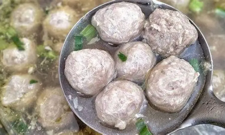 kuah bakso sapi yang bening dan kaya lemak