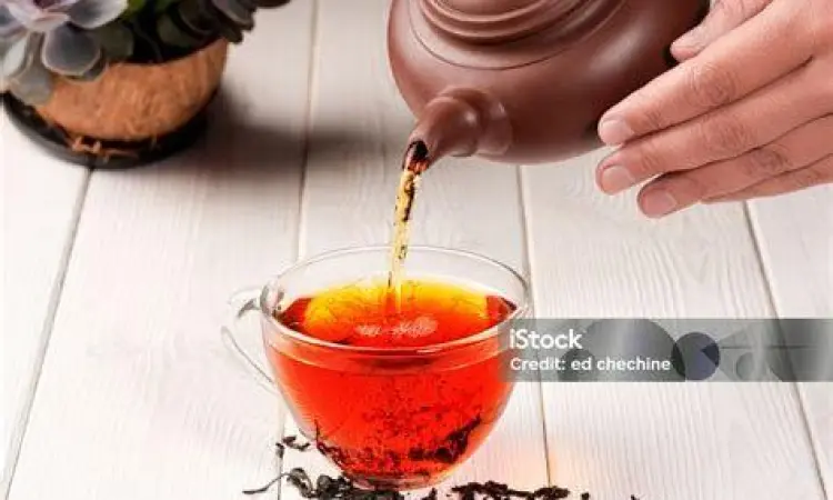 Proses penyeduhan teh secara tradisional di Bali