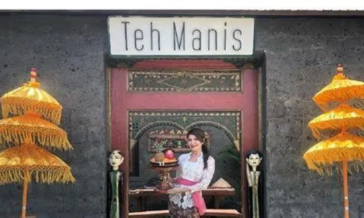 Variasi Teh Manis Bali Variasi teh manis bali dengan potongan lemon segar