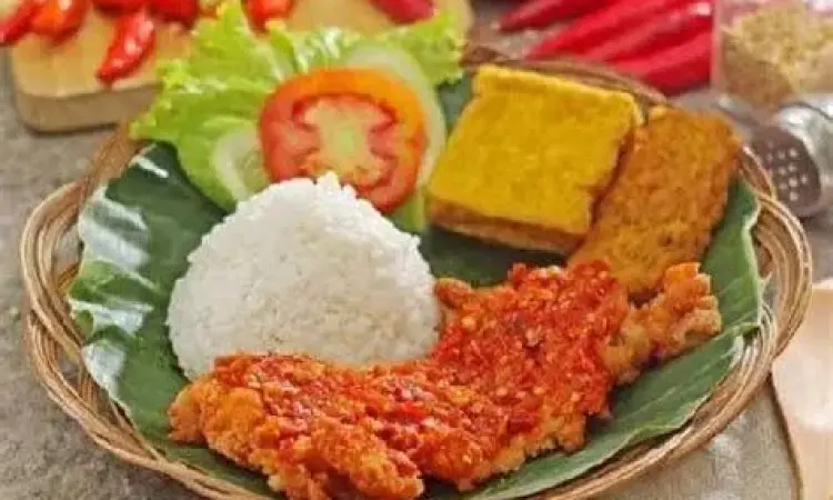 Paket Lengkap Ayam Geprek Paket ayam geprek terdekat dengan nasi dan lalapan