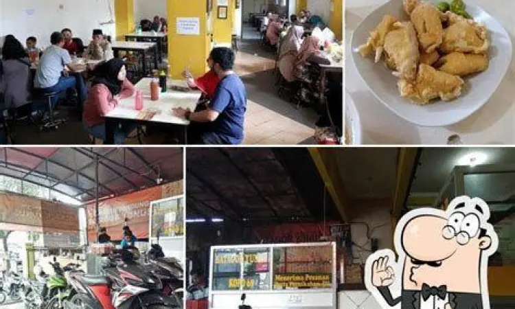 Kedai Batagor Haji Yunus Suasana kedai Batagor Haji Yunus di Kopo Bandung