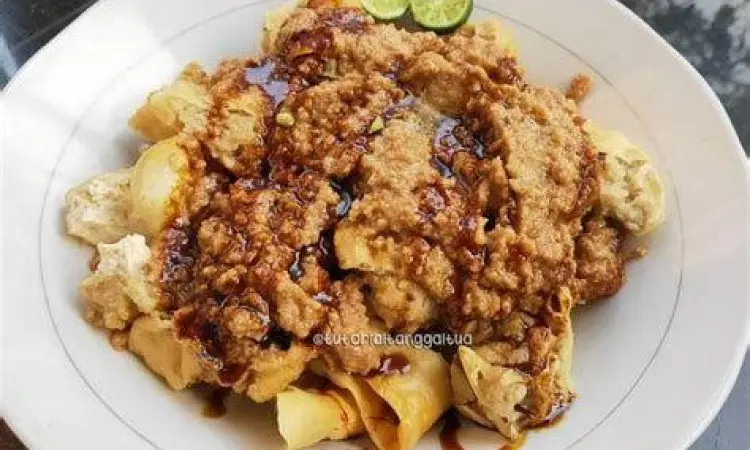 Sajian Batagor Goreng Piring berisi batagor goreng haji yunus dengan saus kacang