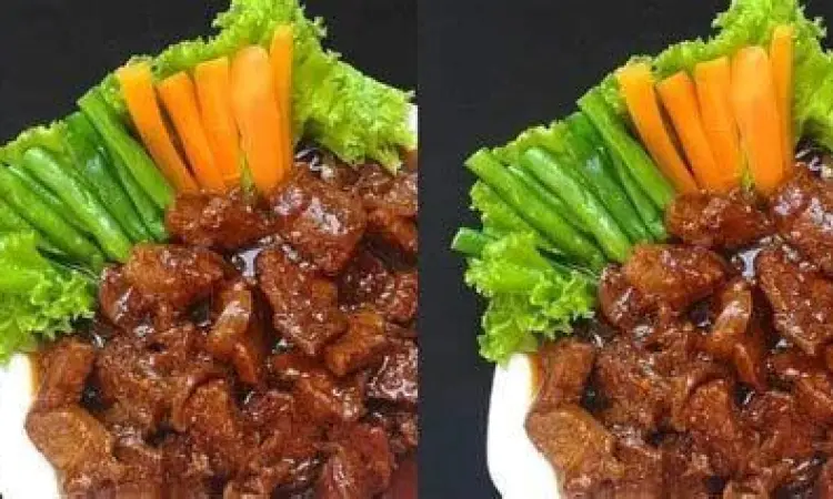 proses memasak bistik sapi di wajan dengan saus cokelat