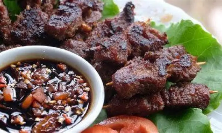 Daging sapi yang sedang dimarinasi dengan bumbu rempah