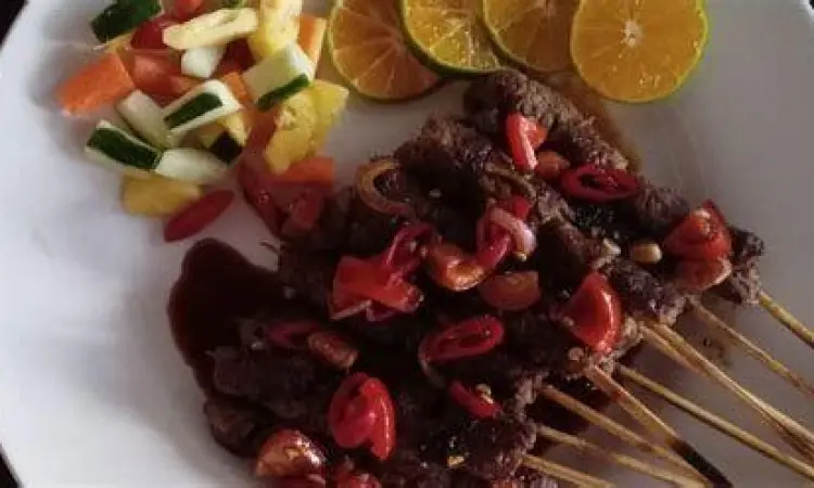 Sajian sate kambing dengan acar timun
