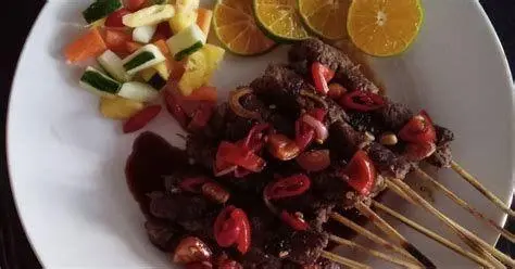 Sate Kambing Sehat Sajian sate kambing dengan acar timun