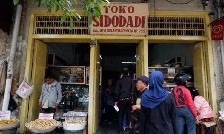 Toko Roti Sidodadi Bandung Etalase toko roti Sidodadi Bandung yang legendaris