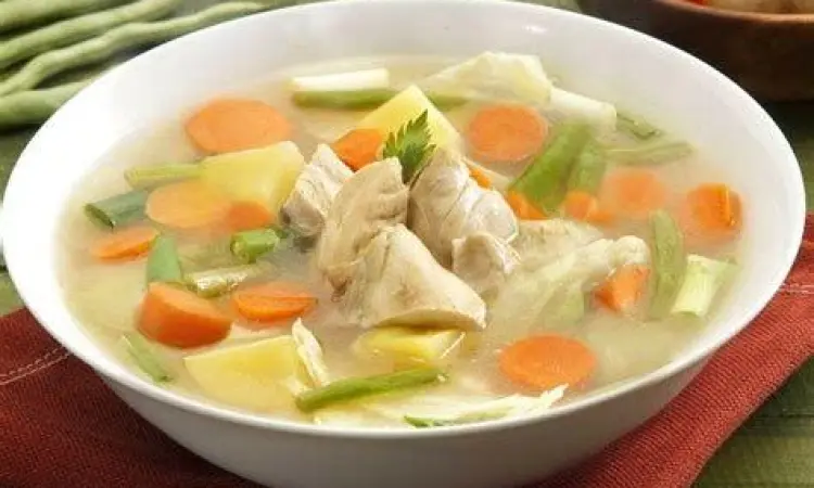 Penyajian Sop Ayam Kampung Sajian sop ayam kampung di meja makan