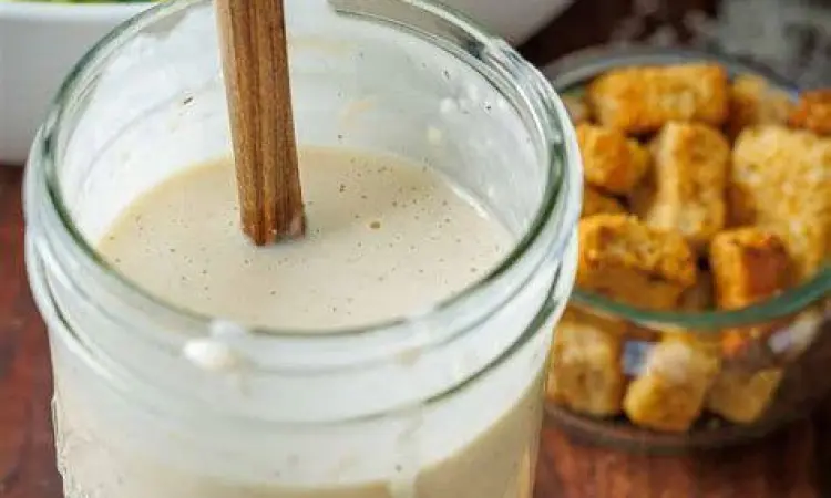 Teknik Membuat Dressing Caesar Proses pembuatan dressing caesar salad menggunakan whisk dan olive oil