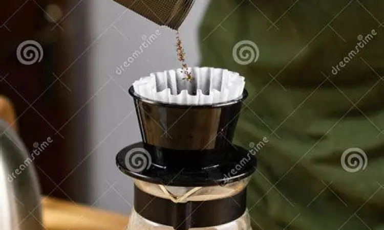 Barista Coffeelense sedang menyeduh kopi manual brew