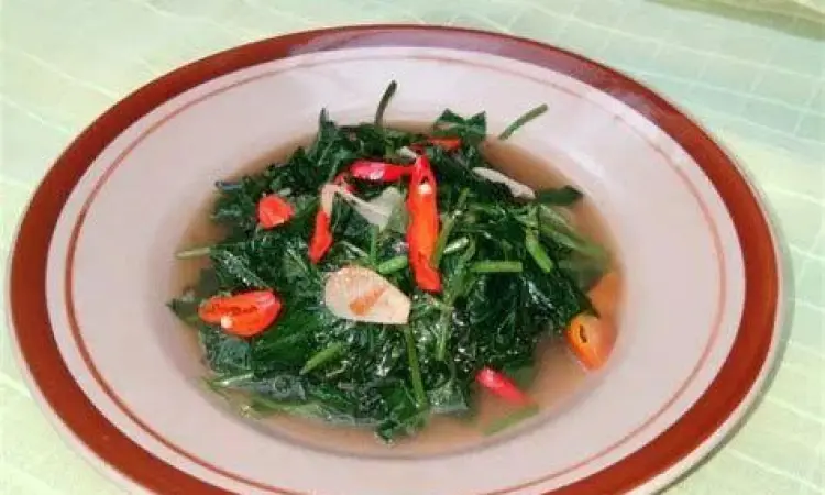 Tumis daun ubi bumbu terasi di atas piring