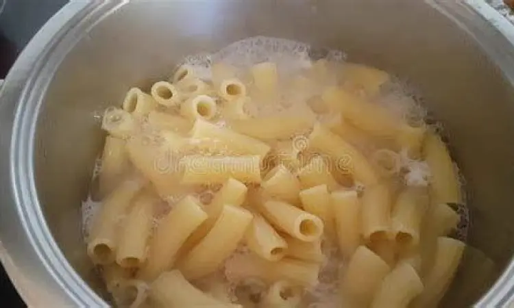 Merebus makaroni dalam panci air mendidih