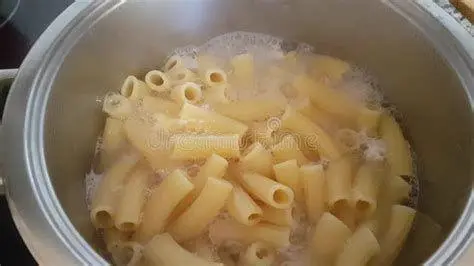Proses Merebus Pasta Merebus makaroni dalam panci air mendidih