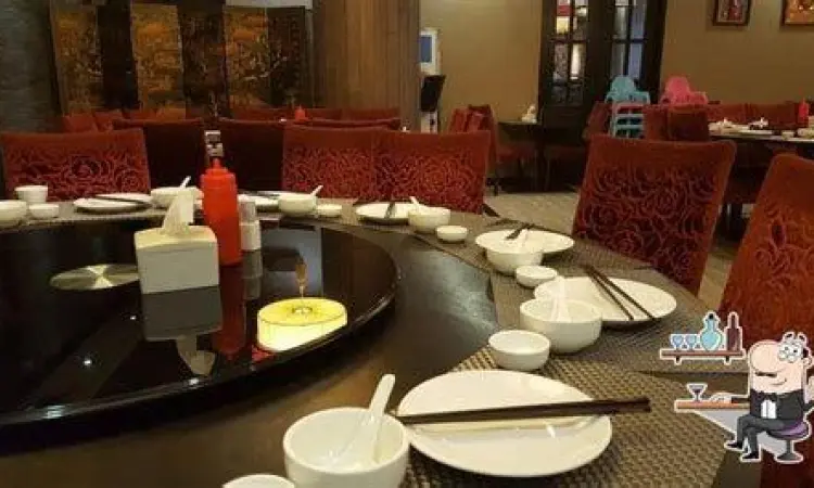 Suasana interior Jun Njan Restaurant yang elegan