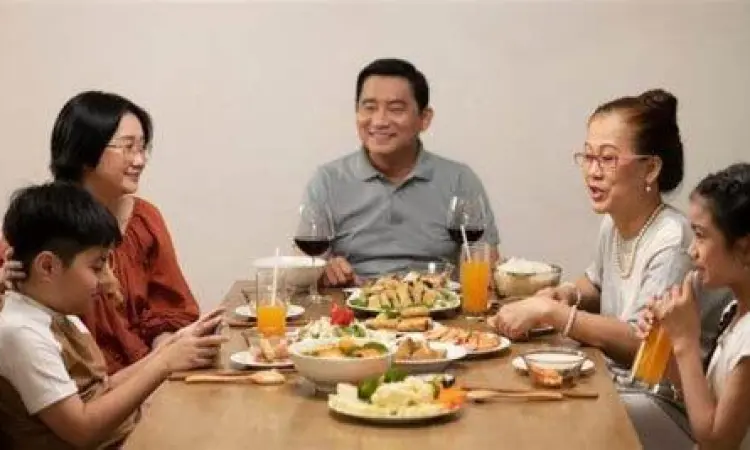 Keluarga menikmati hidangan di restoran seafood