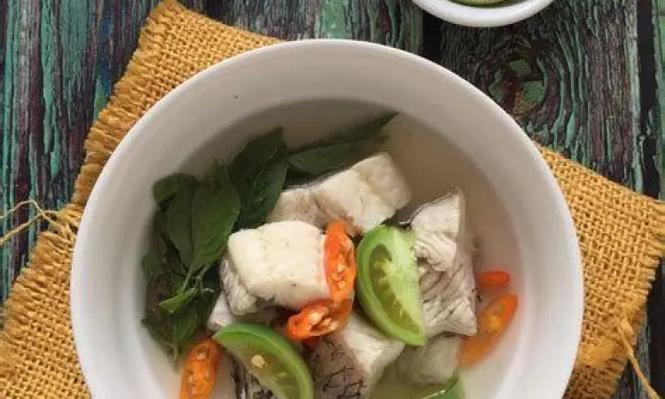 Presentasi sup ikan gurame di dalam mangkuk putih