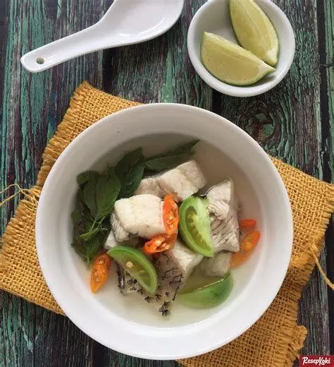Penyajian Sup Ikan Gurame Presentasi sup ikan gurame di dalam mangkuk putih