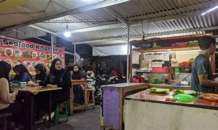 Suasana ramai di warung makan seafood pada malam hari