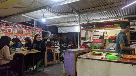Suasana Warung Seafood Suasana ramai di warung makan seafood pada malam hari