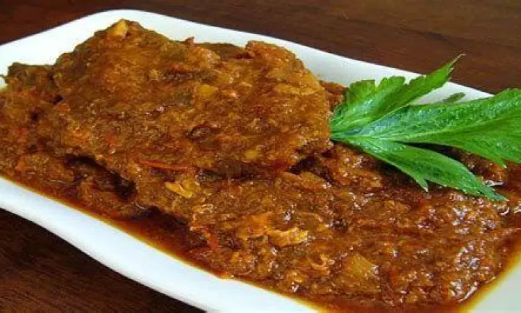 Lapis Daging Surabaya Tradisional Sajian piring lapis daging surabaya dengan hiasan cabai merah