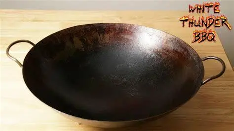 Wajan Wok Baja Karbon Wajan wok baja karbon yang sudah ter-seasoning dengan baik