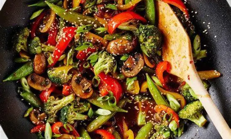 Potongan sayuran yang seragam siap untuk dimasak stir fry