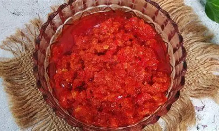 Proses Penghalusan Bumbu Bali bumbu halus merah untuk telur bumbu bali