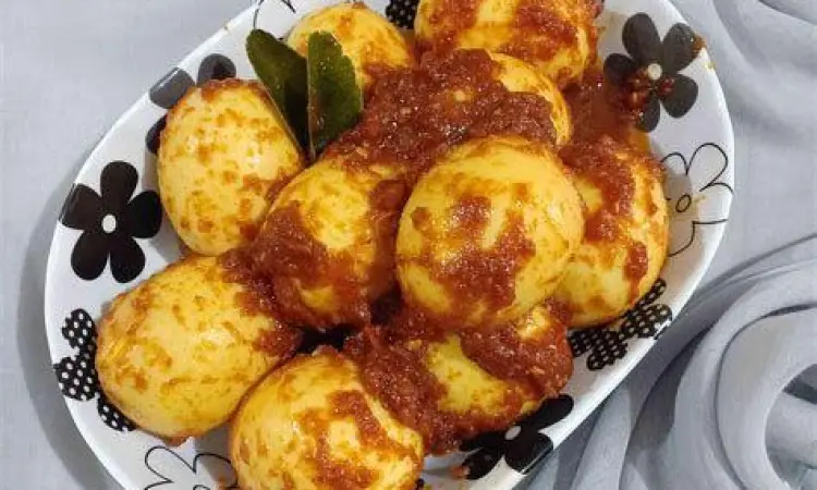 Tekstur Telur Bumbu Bali telur rebus goreng dengan bumbu merah