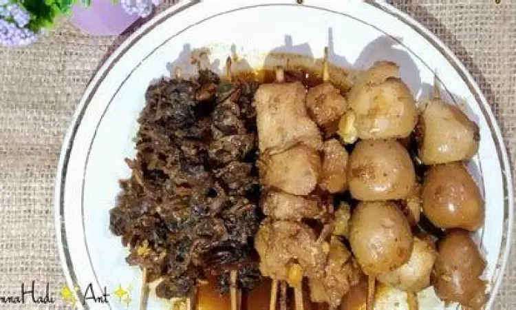 Aneka sate dan tempe goreng pendamping soto