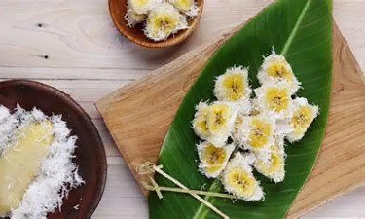 Sajian Estetik Pisang Rai Penyajian pisang rai Bali di atas piring anyaman bambu