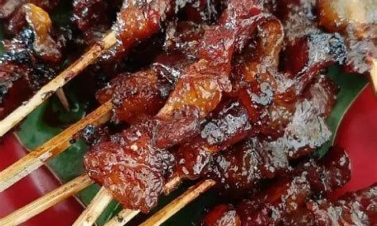 Proses pembakaran sate maranggi dengan bumbu rempah